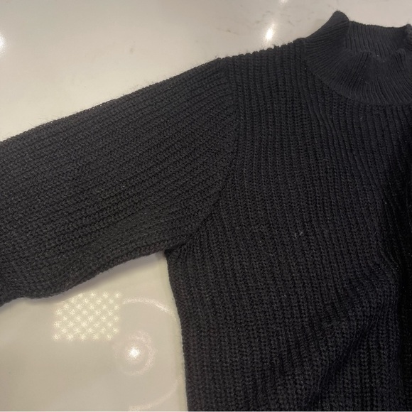 Willow & Clay Black Bubble Sleeve Sweater with Cut out in Back - Picture 5 of 14